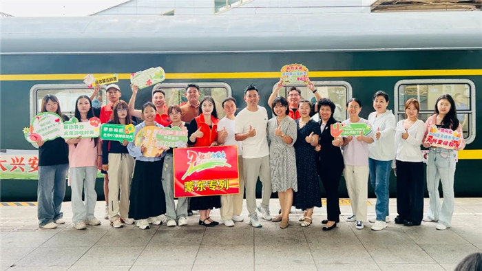 Themed tourism train leaves Tai'an for autumn wonderland