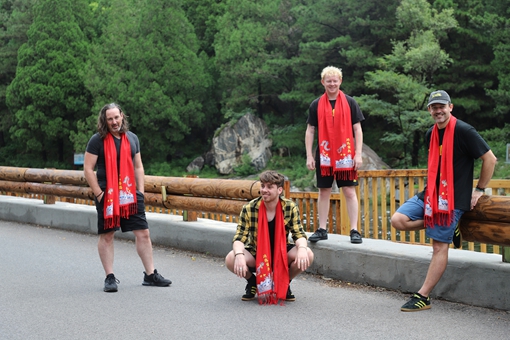 UK Band JUNNK performs creative flash mob at Taishan Mountain