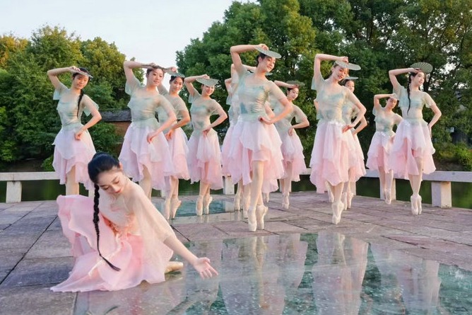 Dance art festival wows public with brilliant performances in Xinshi