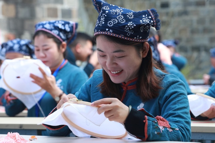 Embroidery competition showcases cultural legacy in Yichang