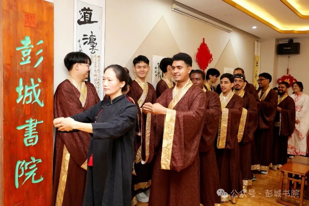 International students experience Chinese culture at Pengcheng Academy in Xuzhou