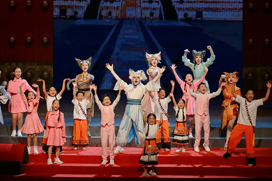 'The Cat God in the Forbidden City' captures Wenhua Award