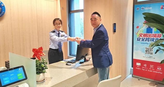 Shanghai issues first 5-year work permit to foreign legal professional