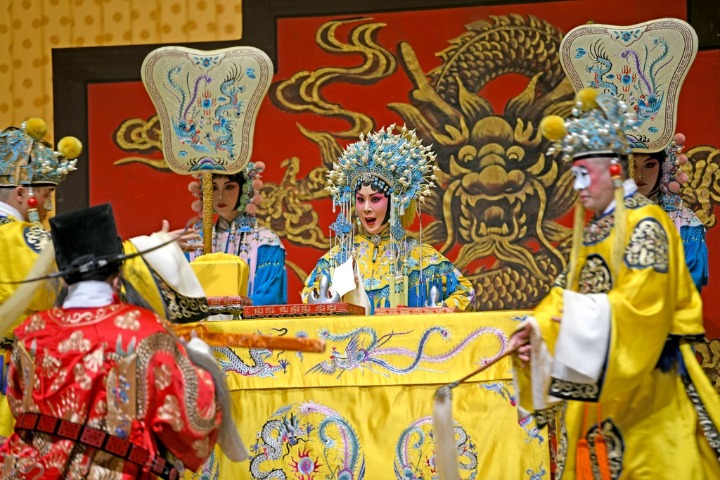 Beijing Peking Opera troupe brings the beauty of tradition to Huainan