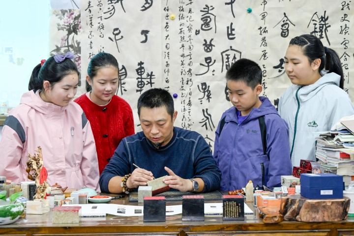 Seal carving tradition enters the classroom in Anhui