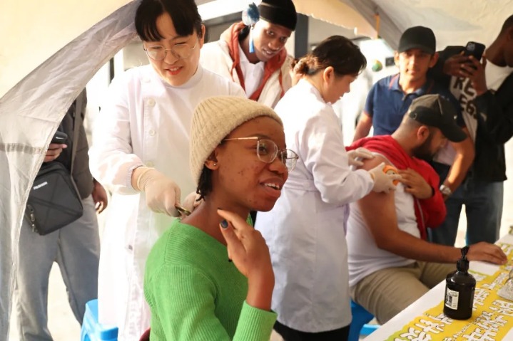 Foreign students explore traditional Chinese medicine in Changzhou