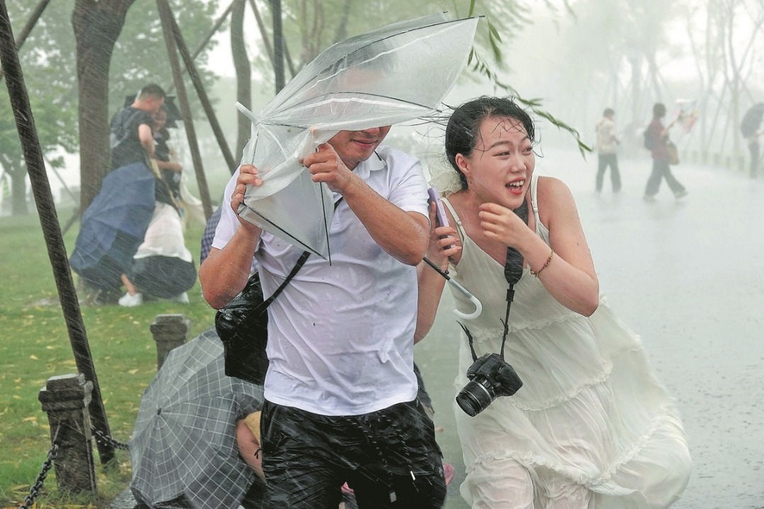 Danas lashes Zhejiang coast with strong winds, heavy rain