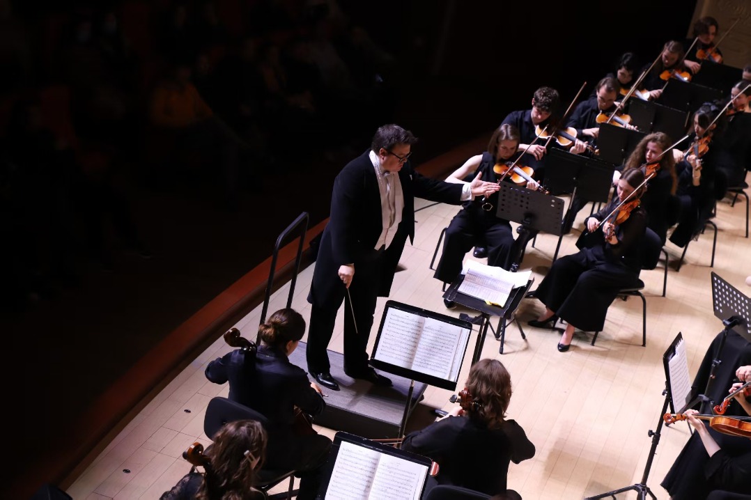 Moscow orchestra celebrates war victory and Eurasian splendor