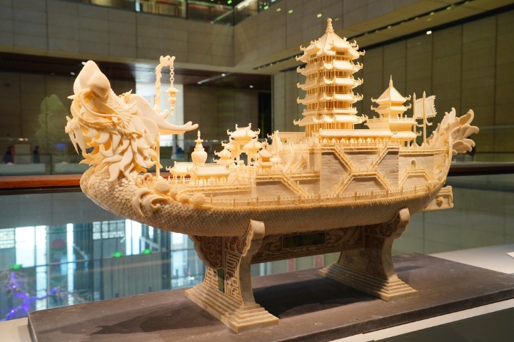 Shell carving shines in Beijing