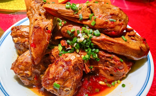 Quzhou establishes official standards for spicy duck heads