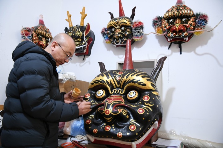 Crafting tradition: Shanxi’s stilt beasts come alive