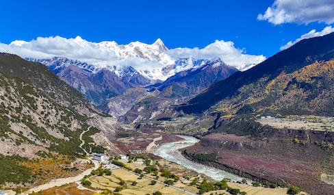 Autumn splendor in Xizang's Yarlung Zangbo Grand Canyon