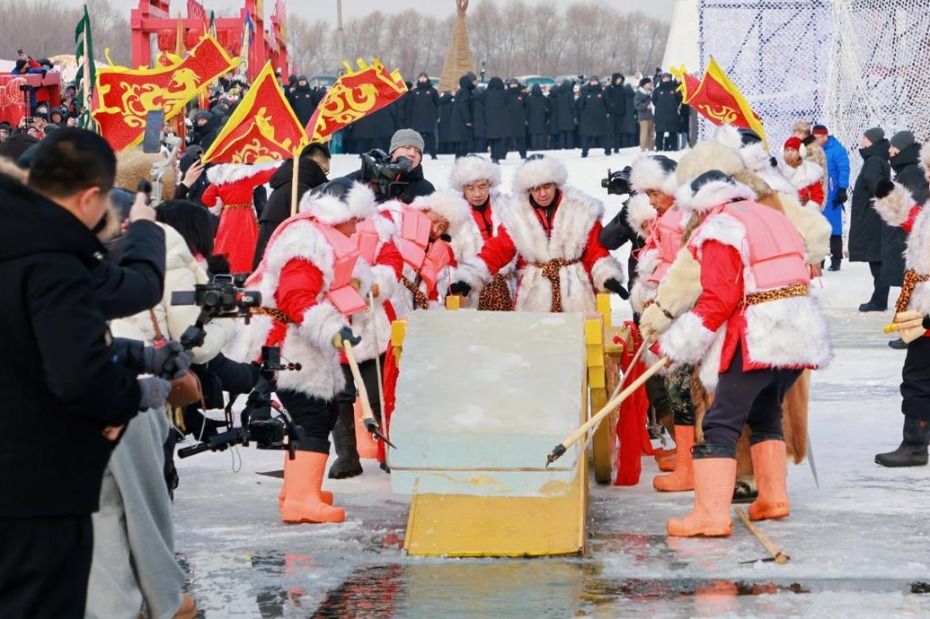 Harbin kicks off annual Ice Harvest Festival on Songhua River