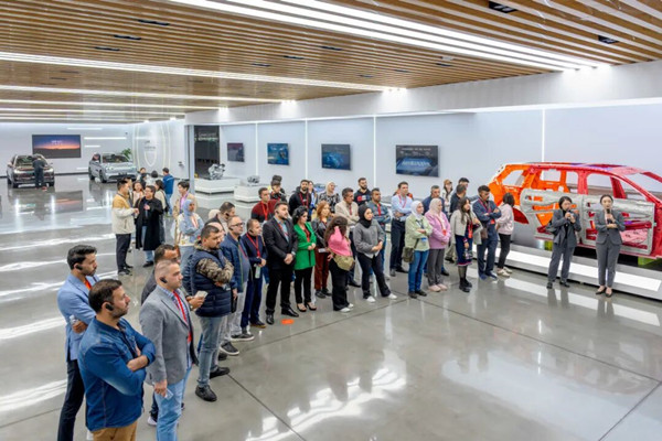 Arab media delegation visits Seres Super Factory in Liangjiang