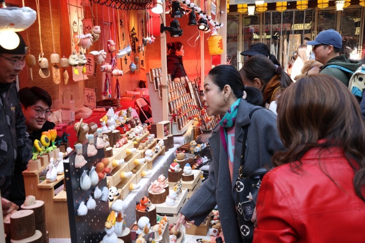 Yuyuan plaza brings intangible cultural heritage to life