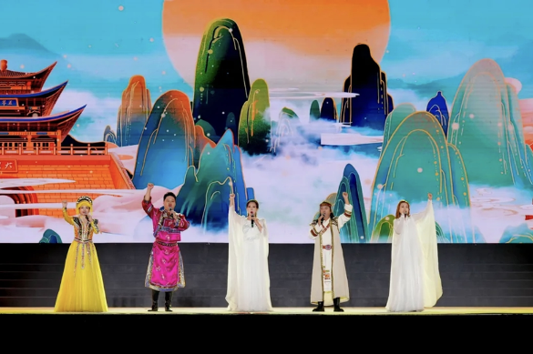 Cultural gala celebrates 40th anniversary of county in Yunnan