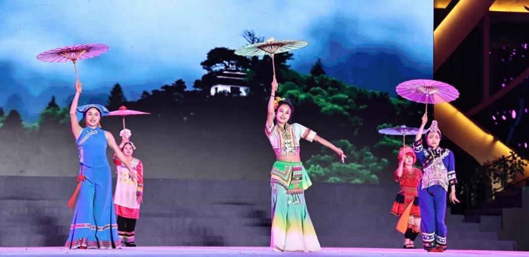Cultural gala celebrates 40th anniversary of county in Yunnan