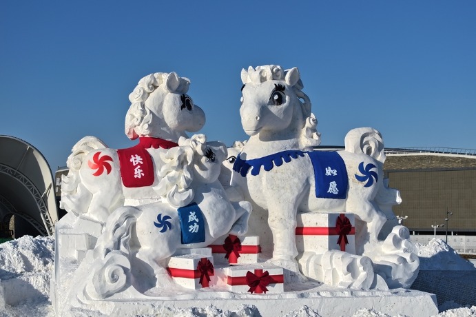 Giant snow sculpture lights up Ice and Snow World in Harbin