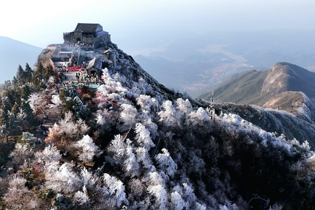 Hengshan Mountain glistens with iconic winter rime scenery