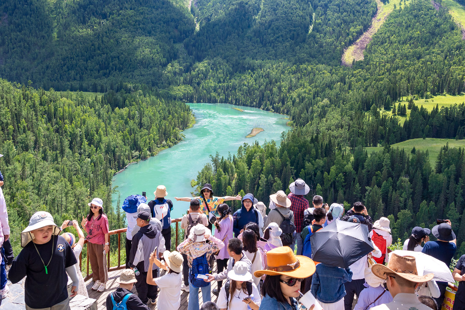 Xinjiang sees 26-fold surge in tourist tax refunds in first 10 months