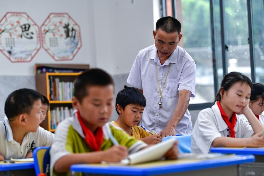 China to hire 7,000 retired teachers to support rural schools