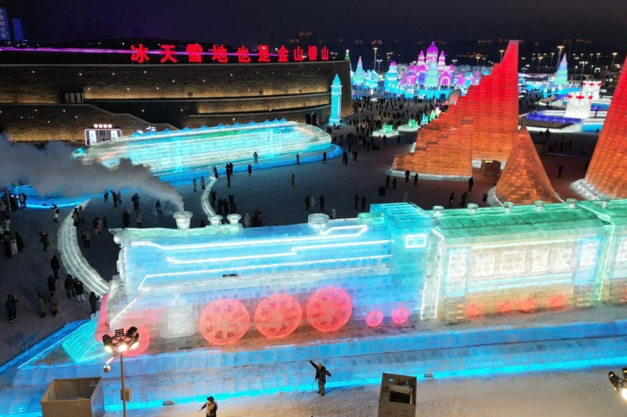 Steam train ice sculpture wows Harbin ice festival