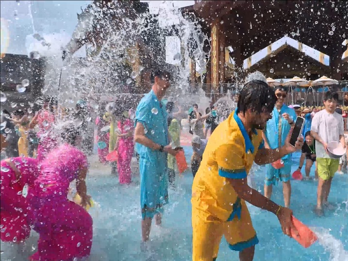 European blogger joins Water Splashing Festival