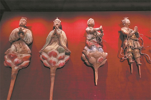 Where statues sway in the wind