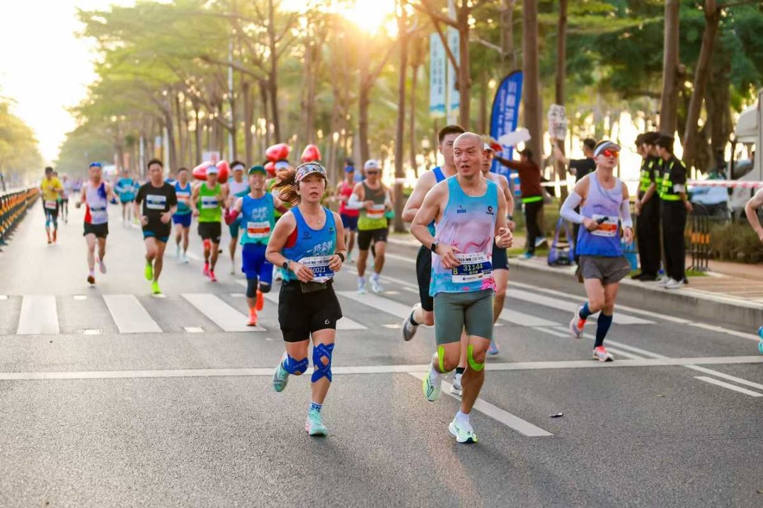 Sanya Marathon draws 14,000 runners from 19 countries and regions