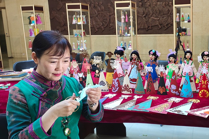 Explore Daur ethnic culture through Su Mei's paper cuts