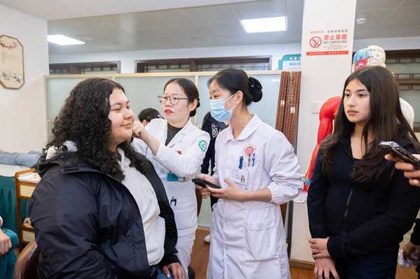 US youth explore traditional Chinese medicine in Zhoushan