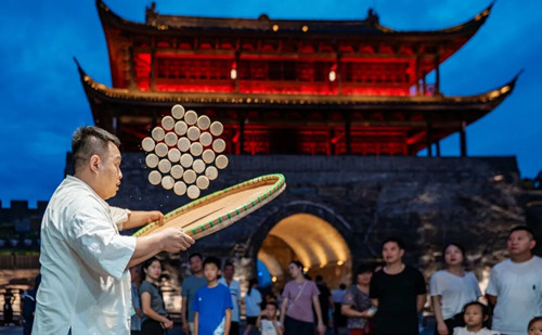 Quzhou's Shaoyongfeng sesame seed cakes show traditional craft, rich flavors