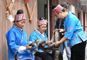 Embroidery proving major draw at bustling Guizhou market