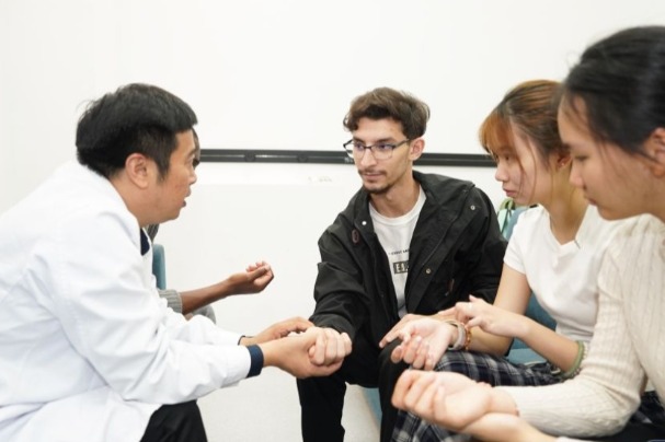 Algerian student explores TCM wisdom in Hefei