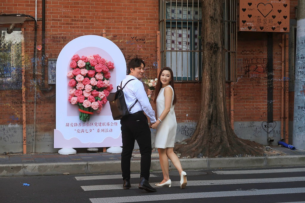 Marriage registrations surge in Shanghai following nationwide policy change