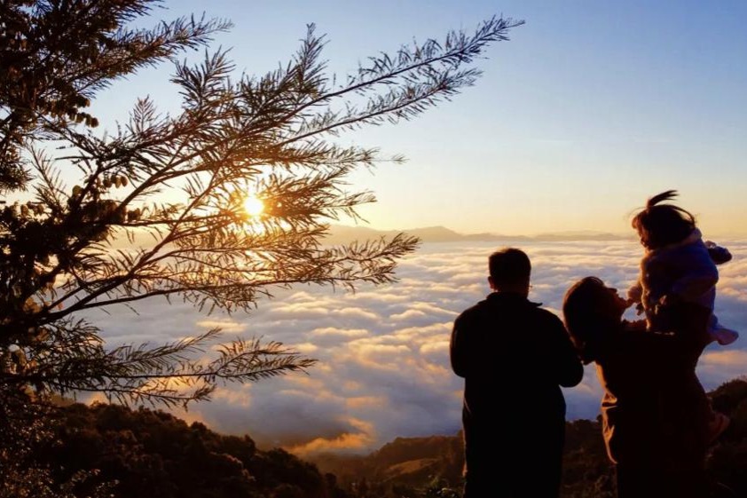 Sea of clouds creates picturesque scene in Yunnan