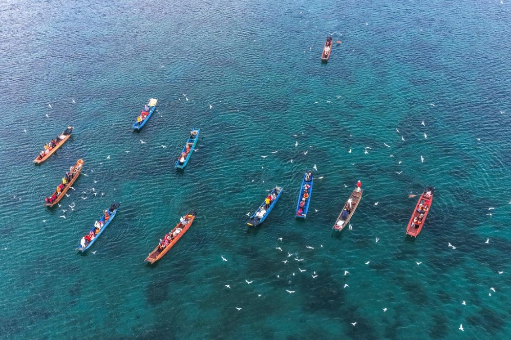 Mosuo boaters sing amid ethereal winter fog at Yunnan's Lugu Lake