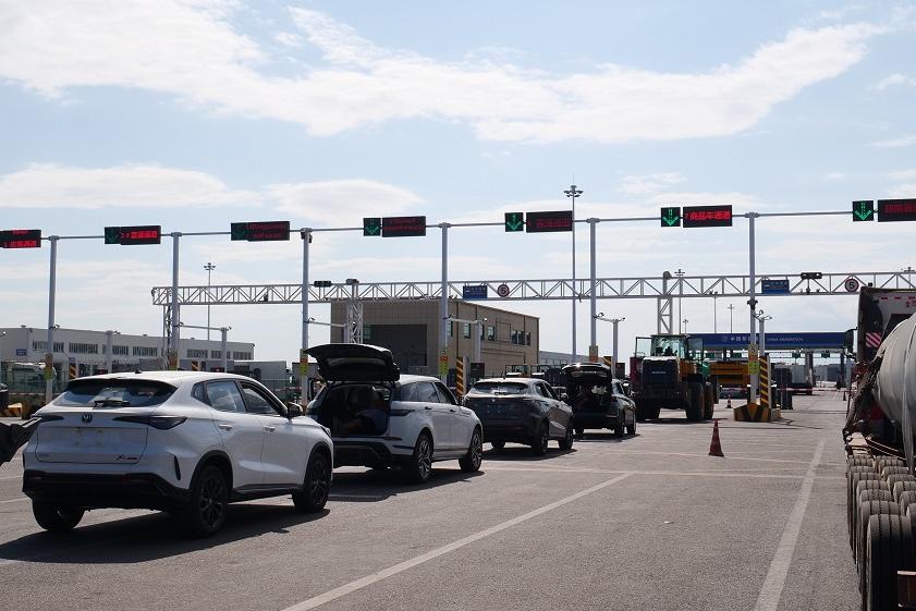 Major Xinjiang port sees record export of 450,000 vehicles in 2025