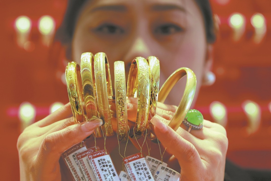 Gold extends record advance on safe-haven bets