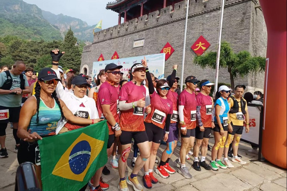 Thousands take part in Great Wall run
