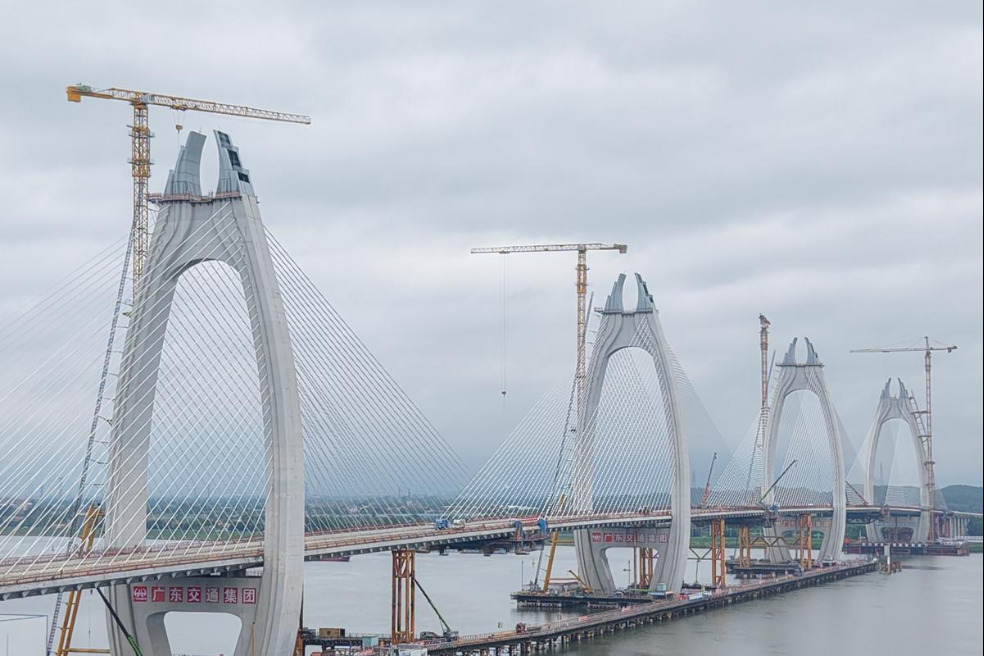 Beijiang Grand Bridge main section joined as Guangdong expressway nears completion