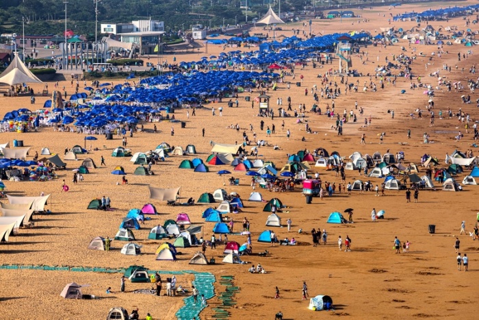 Golden Beach in Qingdao draws big crowds for summer fun