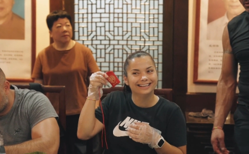 Bulgarian dragon boat racers try TCM in Ningbo