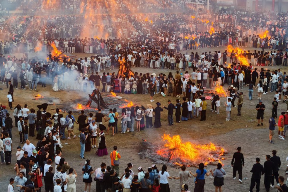 Liangshan Yi Torch Festival lights up Puge with torches and tradition