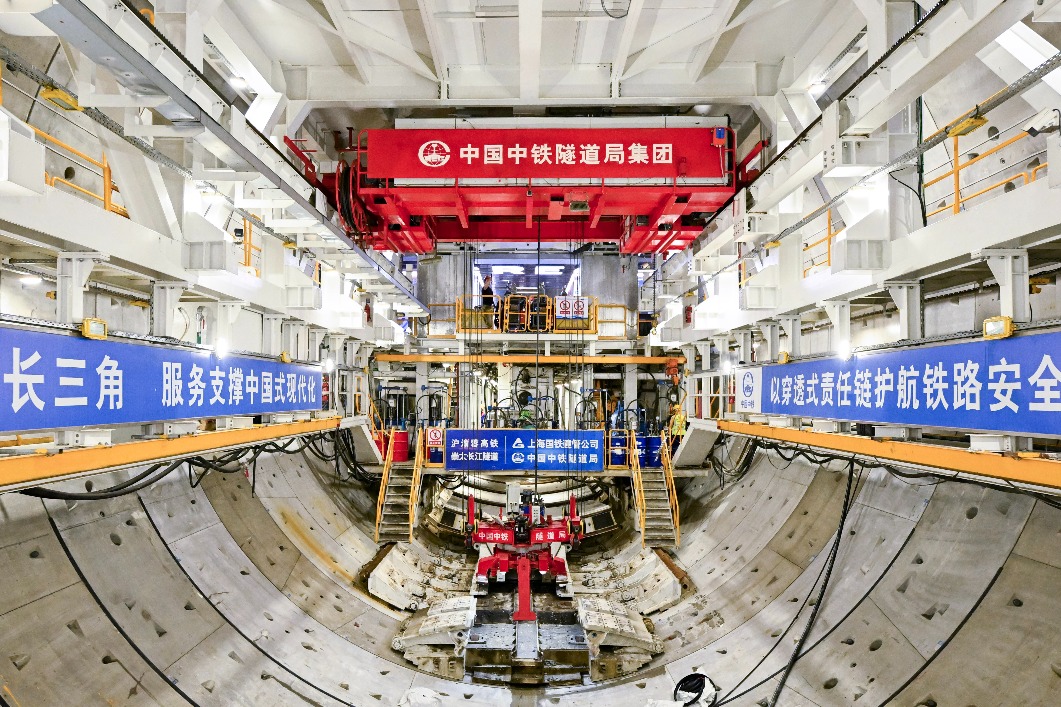 China's mega tunneling machine completes Yangtze River underwater tunnel breakthrough