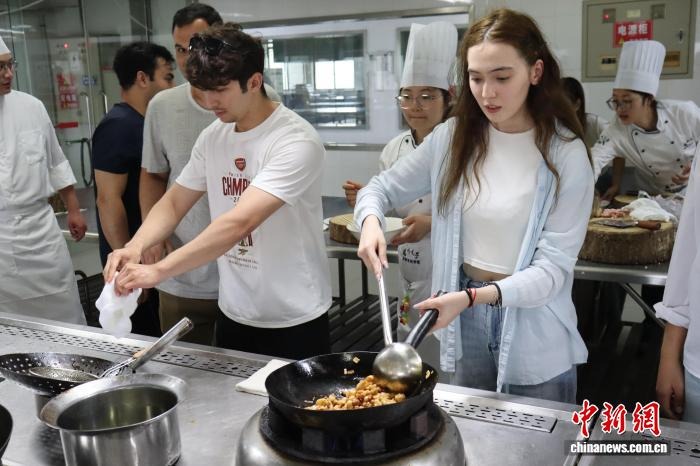 International students explore Chinese culinary culture at Yangzhou University