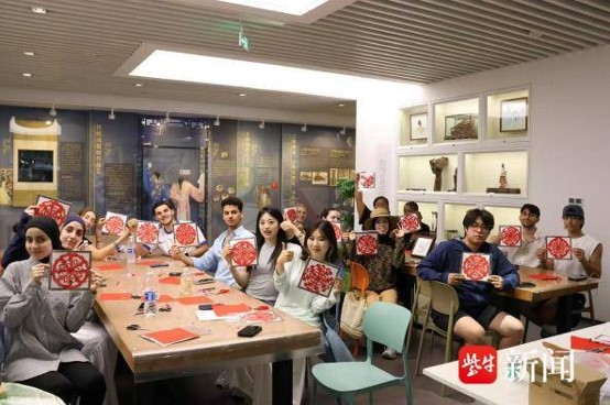 NNU students help international peers discover Nanjing