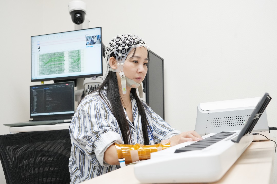 Brain-computer interface helps paralyzed hand play a tune